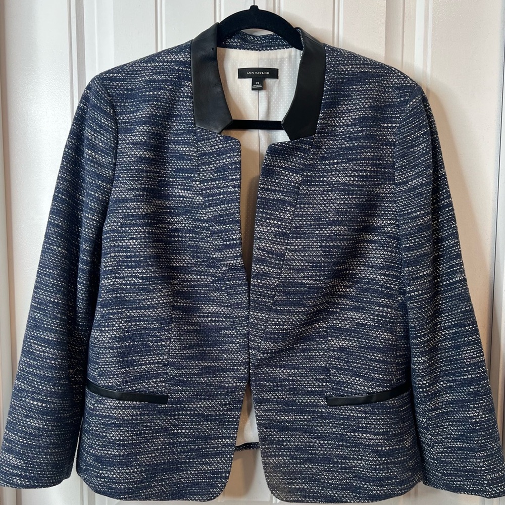 Ann Taylor Women's Navy and Black Lined‎ Blazer. Size 14.